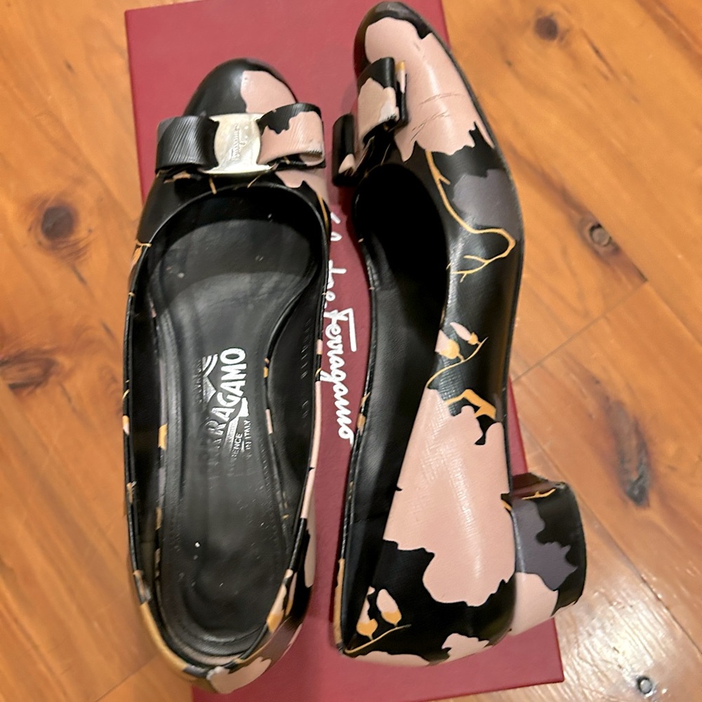 Ferragamo Vara Flower Pumps in Nero - 6.5